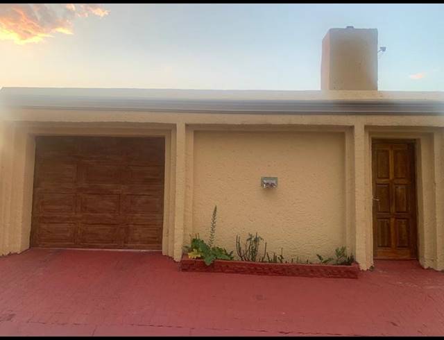 3 BEDROOM HOUSE FOR SALE IN DIEPKLOOF EXT